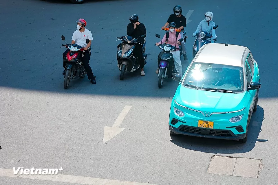 Người dân di chuyển trên đường phố như đổ lửa giữa nắng nóng Hà Nội Người dân di chuyển trên đường phố như đổ lửa giữa nắng nóng Hà Nội