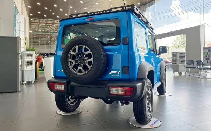 Suzuki Jimny sở hữu thân hình nhỏ gọn nhưng lại nổi bật nhờ thiết kế vuông vức, đậm chất SUV truyền thống. Suzuki Jimny sở hữu thân hình nhỏ gọn nhưng lại nổi bật nhờ thiết kế vuông vức, đậm chất SUV truyền thống.
