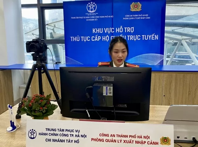 Hà Nội tự tin tiến bước trên hành trình chuyển đổi số toàn diện và bền vững Hà Nội tự tin tiến bước trên hành trình chuyển đổi số toàn diện và bền vững