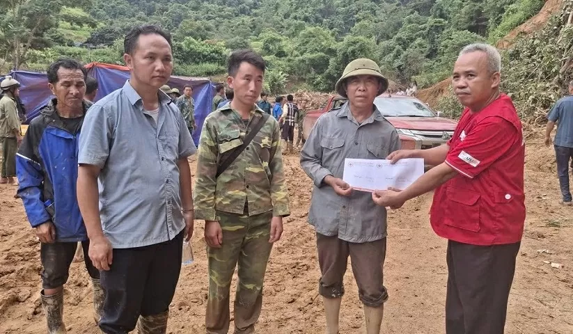 Gần 665 triệu đồng cứu trợ khẩn cấp người dân bị ảnh hưởng bởi lũ ống, lũ quét tại Điện Biên và Sơn La Gần 665 triệu đồng cứu trợ khẩn cấp người dân bị ảnh hưởng bởi lũ ống, lũ quét tại Điện Biên và Sơn La