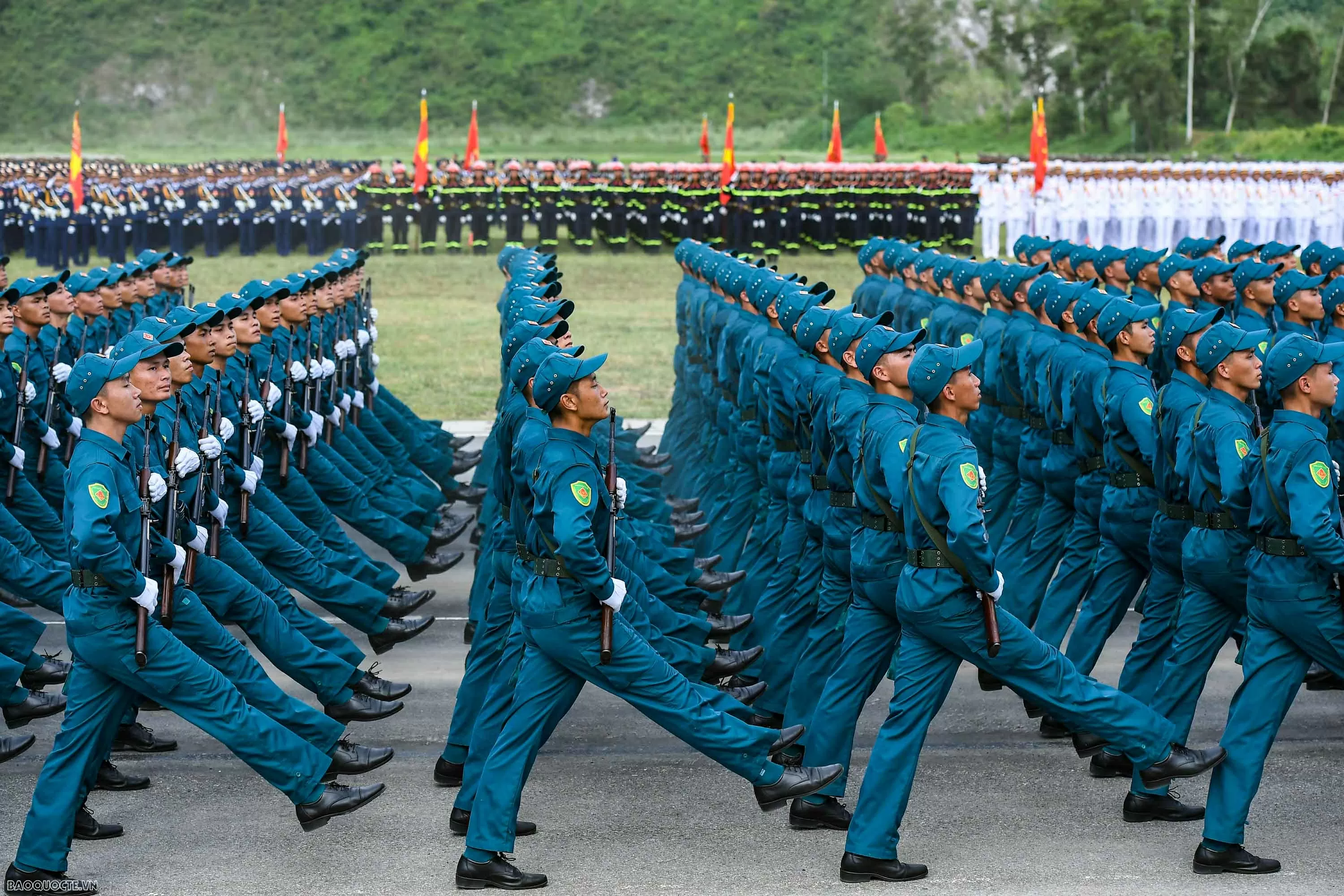 Chiến sĩ diễu binh vượt nắng, thắng mưa luyện tập