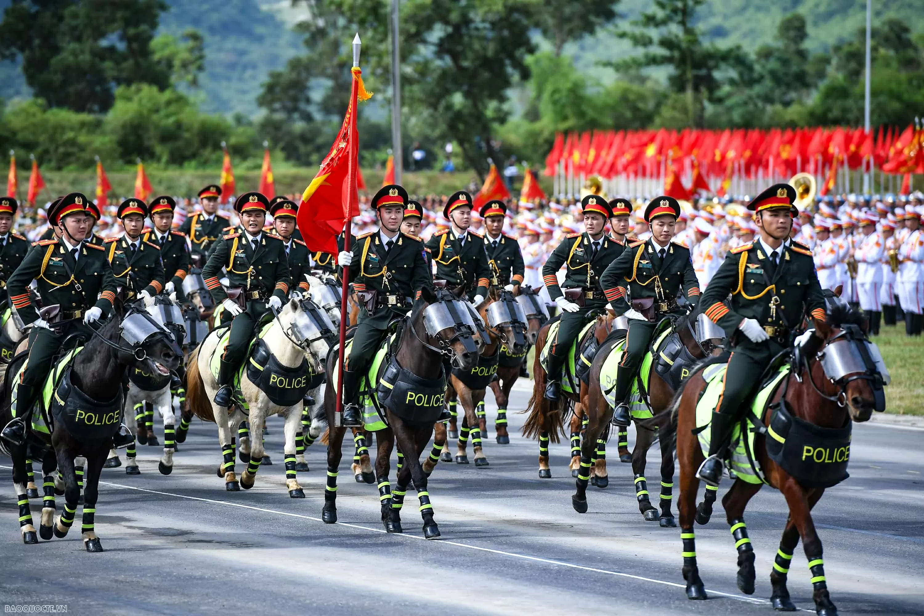 Chiến sĩ diễu binh vượt nắng, thắng mưa luyện tập