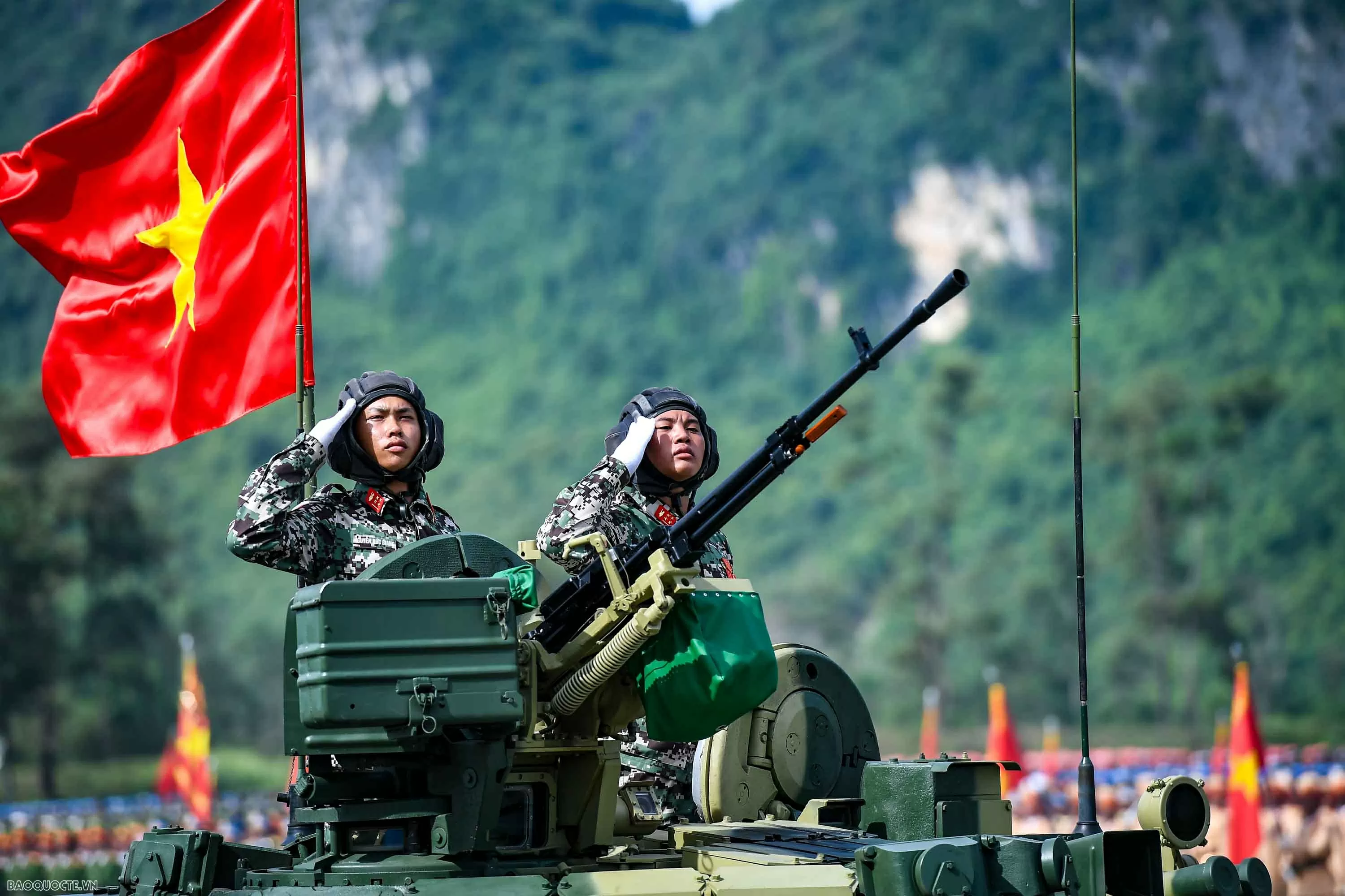 Chiến sĩ diễu binh vượt nắng, thắng mưa luyện tập