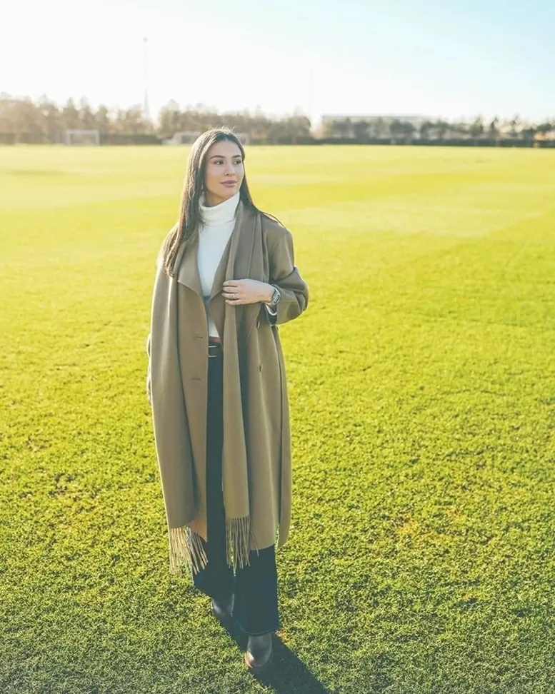 Bạn gái Erling Haaland ghi điểm với làn da bánh mật hoàn hảo và nụ cười rạng rỡ