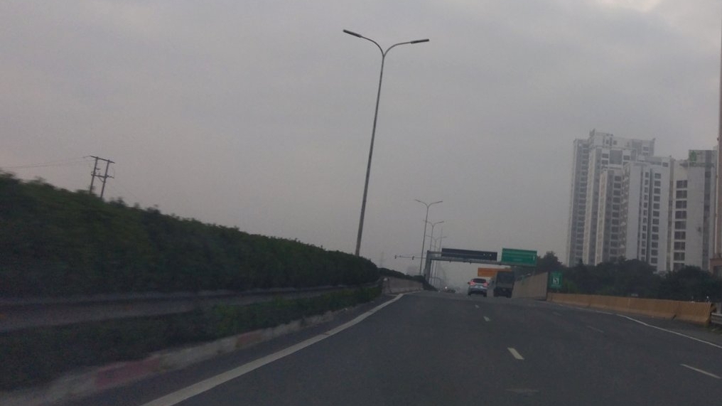 Đề xuất thí điểm cấm xe tải vào làn sát dải phân cách trên 2 tuyến cao tốc