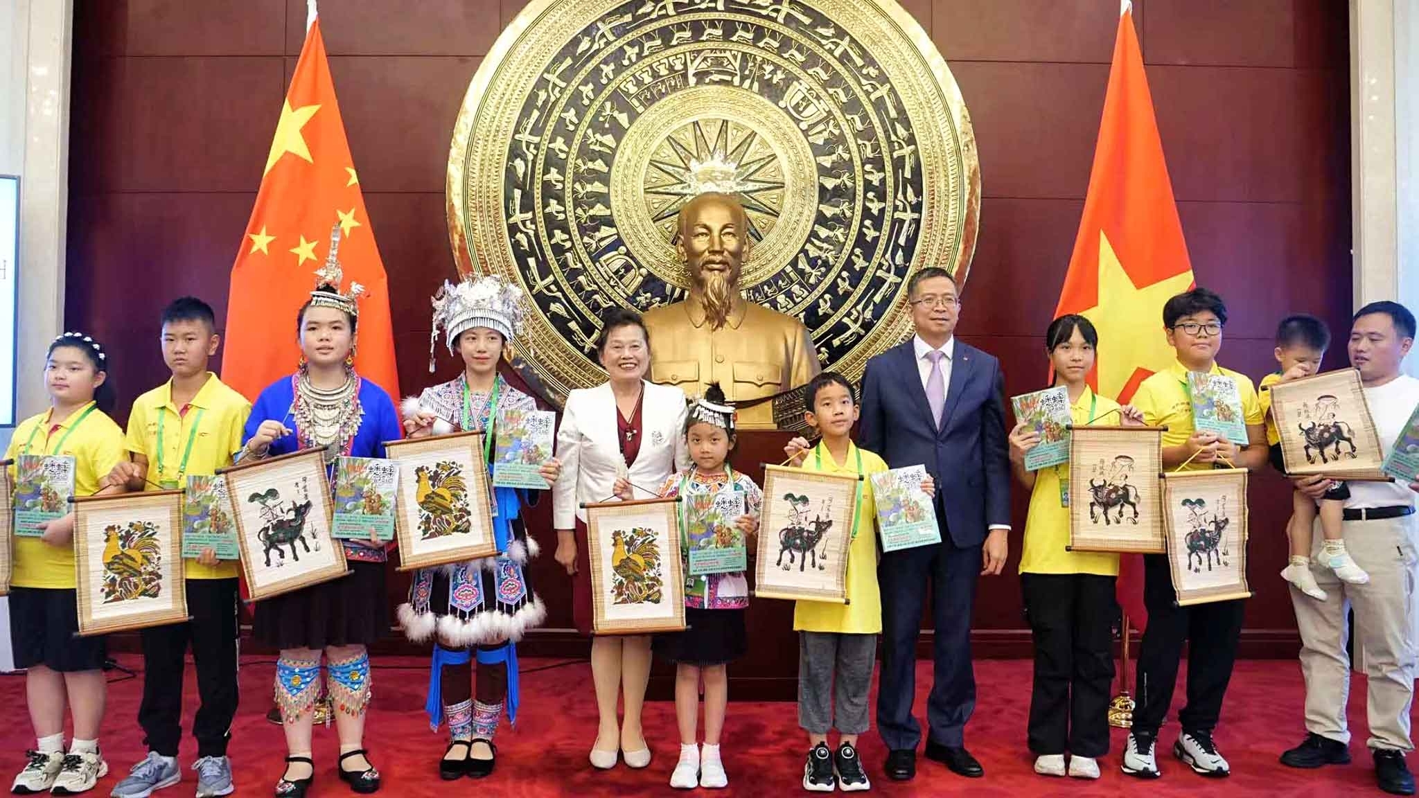 'Chứng nhân hữu nghị': Thiếu nhi Việt-Trung giao lưu với Đại sứ Phạm Thanh Bình