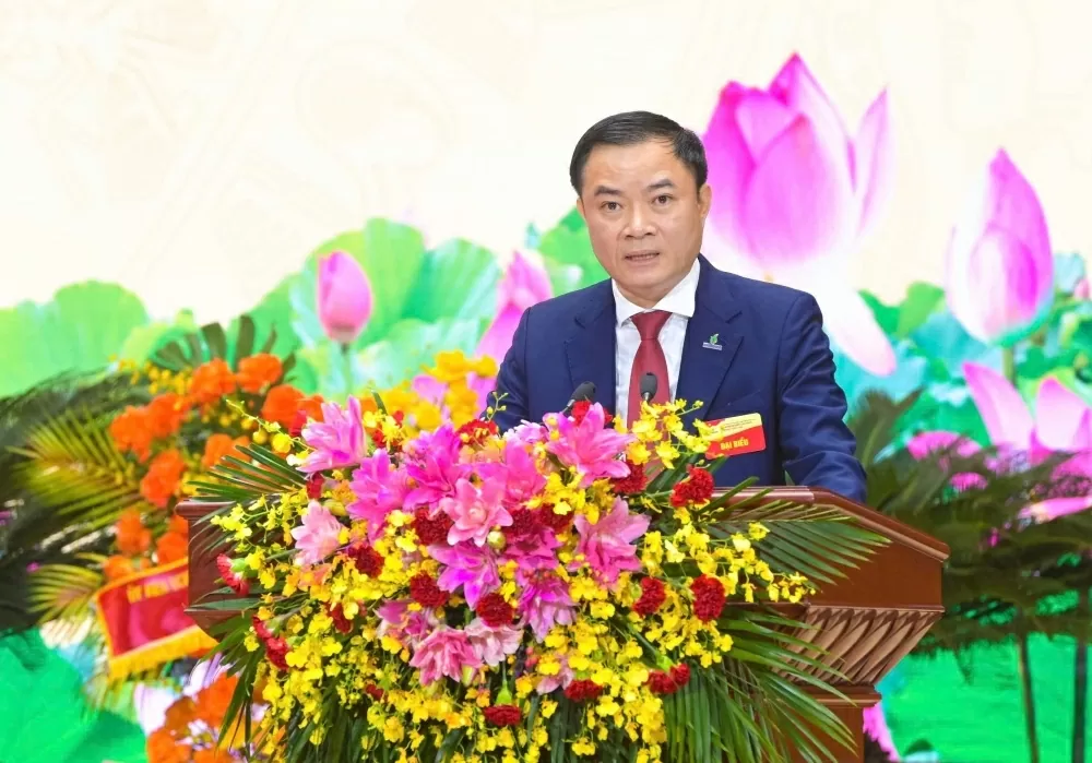 Phát triển Tập đoàn có tiềm lực mạnh, quản trị hiện đại, năng lực cạnh tranh cao, tiên phong trong chuyển dịch năng lượng và tăng trưởng xanh bền vững Phát triển Tập đoàn có tiềm lực mạnh, quản trị hiện đại, năng lực cạnh tranh cao, tiên phong trong chuyển dịch năng lượng và tăng trưởng xanh bền vững