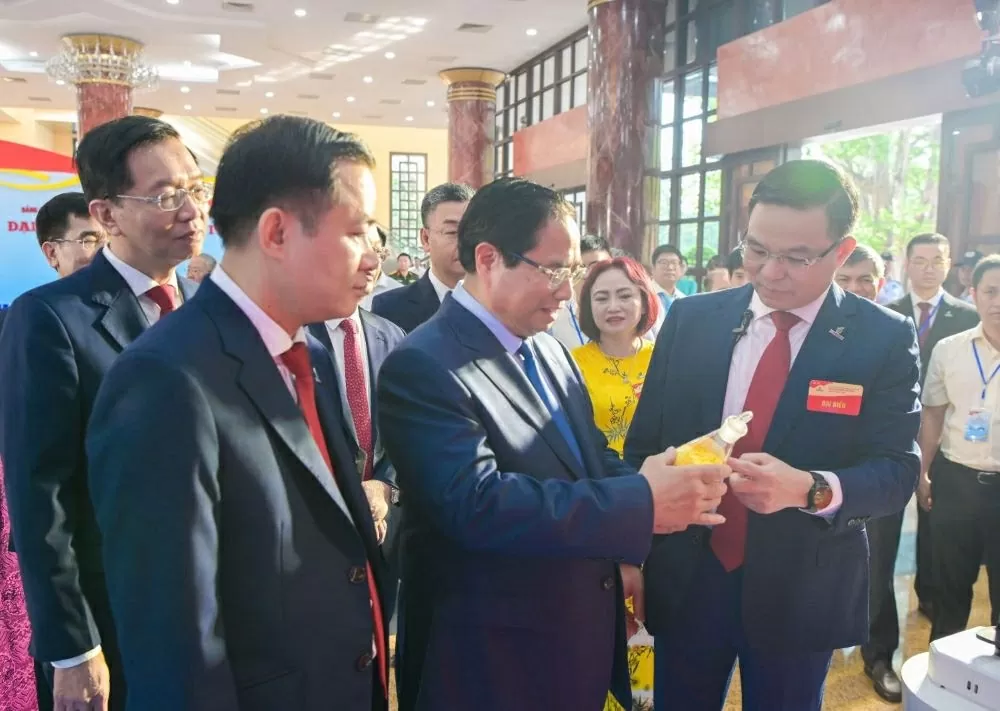 Phát triển Tập đoàn có tiềm lực mạnh, quản trị hiện đại, năng lực cạnh tranh cao, tiên phong trong chuyển dịch năng lượng và tăng trưởng xanh bền vững Phát triển Tập đoàn có tiềm lực mạnh, quản trị hiện đại, năng lực cạnh tranh cao, tiên phong trong chuyển dịch năng lượng và tăng trưởng xanh bền vững