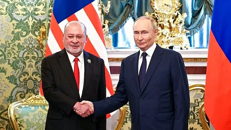 Tổng thống Nga Vladimir Putin (phải) và Quốc vương Malaysia Sultan Ibrahim hội đàm tại Điện Kremlin. (Ảnh: KREMLIN.RU) Tổng thống Nga Vladimir Putin (phải) và Quốc vương Malaysia Sultan Ibrahim hội đàm tại Điện Kremlin. (Ảnh: KREMLIN.RU)