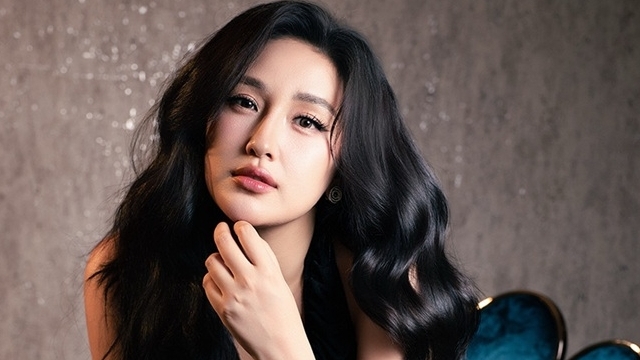 Mai Phương Thuý chụp ảnh rạng ngời đón tuổi 37, kỷ niệm 19 năm đăng quang Hoa hậu Việt Nam