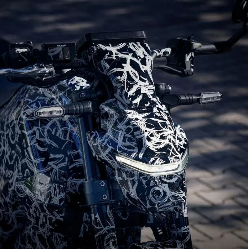 Phần đầu xe nổi bật với cụm đèn pha LED sắc nét, kết hợp cùng dải đèn định vị ban ngày thiết kế góc cạnh.