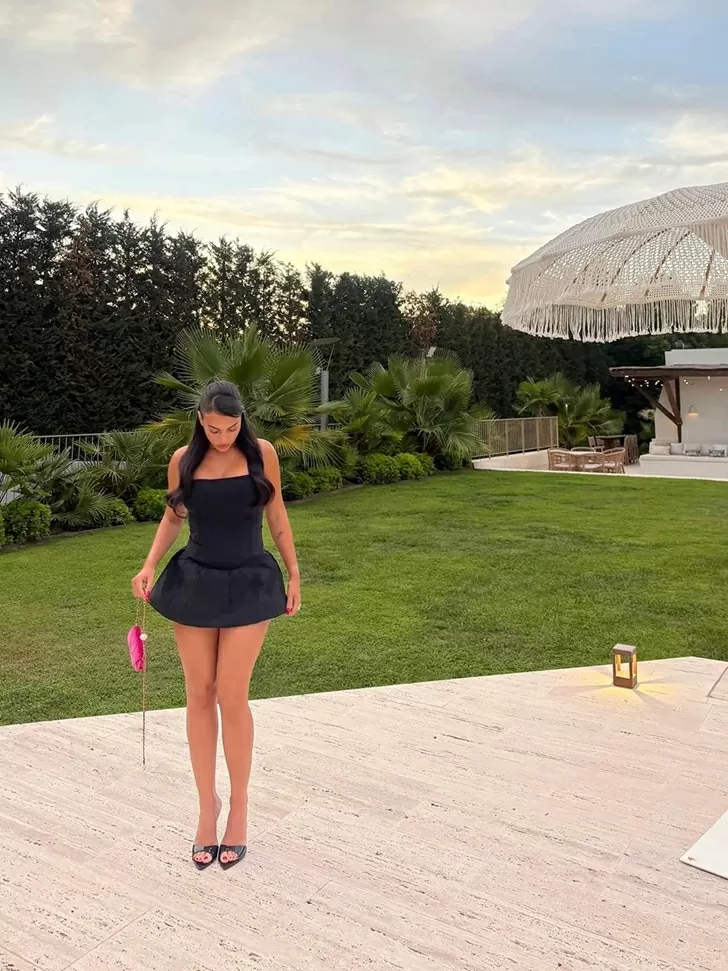 Bạn gái Ronaldo gây sốt với diện mạo mới lạ