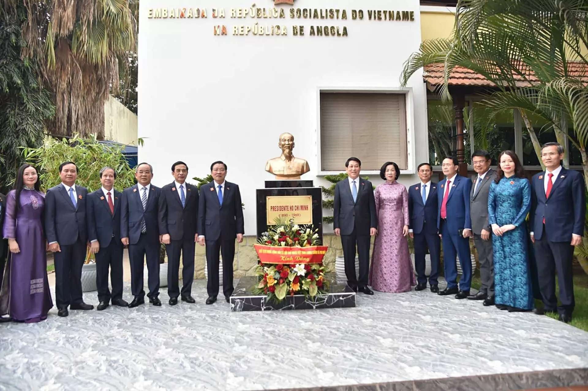 Chủ tịch nước Lương Cường thực hiện các hoạt động tưởng niệm tại các địa danh lịch sử biểu tượng cho tình hữu nghị Việt Nam-Angola Chủ tịch nước Lương Cường thực hiện các hoạt động tưởng niệm tại các địa danh lịch sử biểu tượng cho tình hữu nghị Việt Nam-Angola