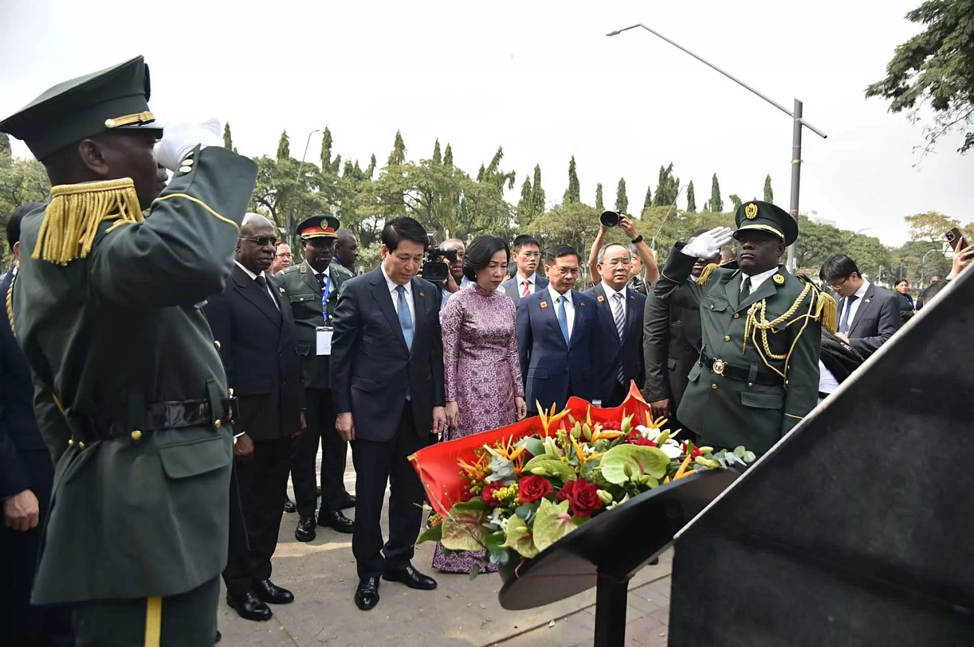 Chủ tịch nước Lương Cường thực hiện các hoạt động tưởng niệm tại các địa danh lịch sử biểu tượng cho tình hữu nghị Việt Nam-Angola Chủ tịch nước Lương Cường thực hiện các hoạt động tưởng niệm tại các địa danh lịch sử biểu tượng cho tình hữu nghị Việt Nam-Angola