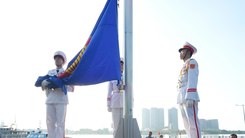 Lễ thượng cờ kỷ niệm 58 năm thành lập ASEAN và 30 năm Việt Nam gia nhập Hiệp hội diễn ra trang trọng tại Tp. HCM