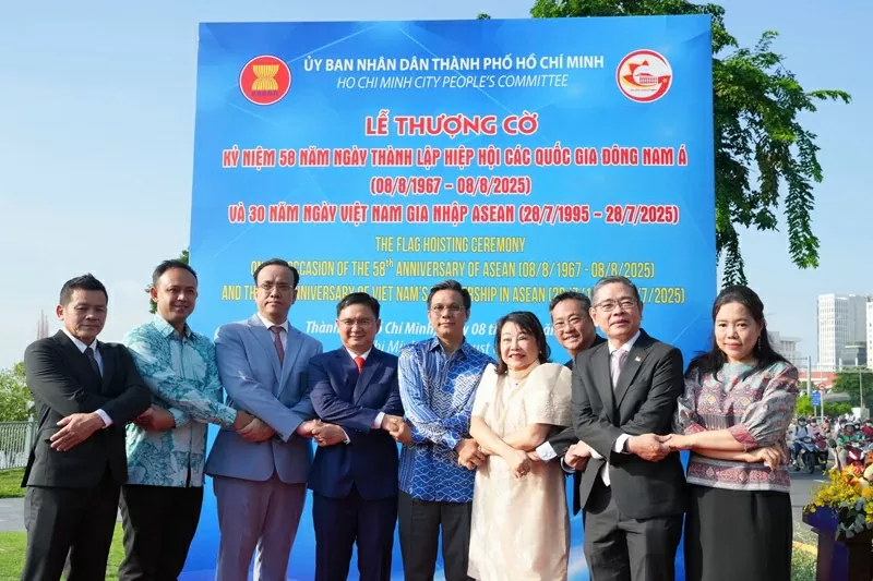Lễ thượng cờ kỷ niệm 58 năm thành lập ASEAN và 30 năm Việt Nam gia nhập Hiệp hội diễn ra trang trọng tại Tp. HCM Lễ thượng cờ kỷ niệm 58 năm thành lập ASEAN và 30 năm Việt Nam gia nhập Hiệp hội diễn ra trang trọng tại Tp. HCM
