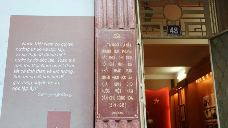 Gắn biển di tích nơi Chủ tịch Hồ Chí Minh khởi thảo 'Tuyên ngôn độc lập'