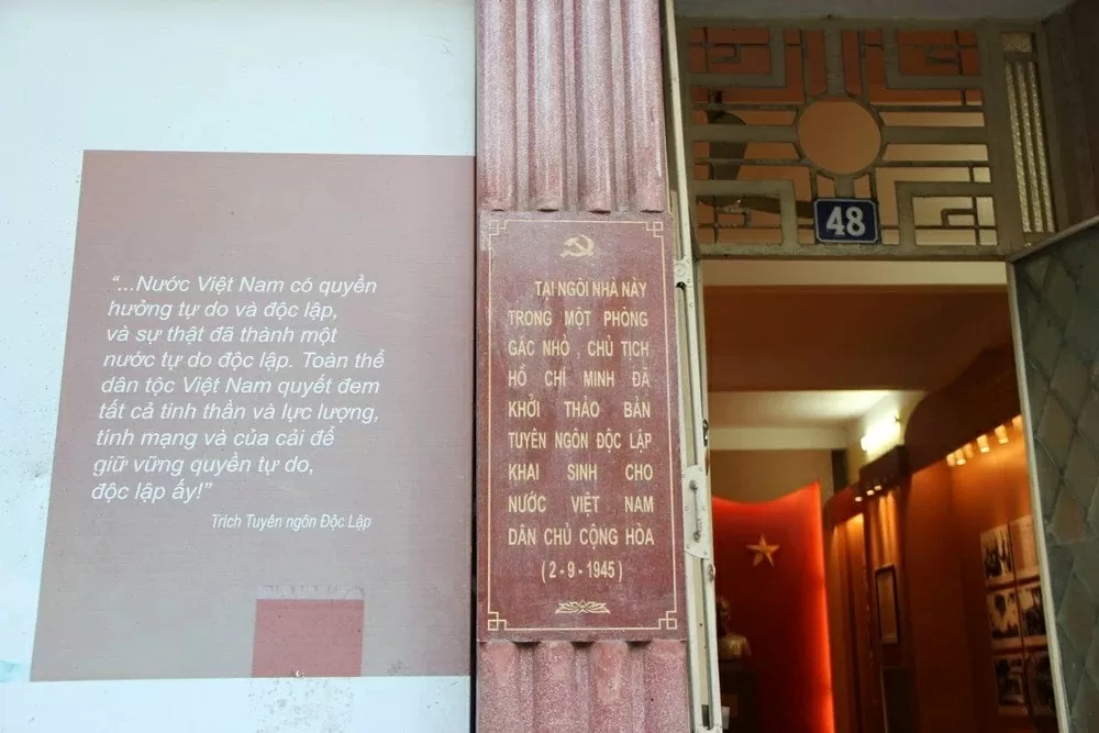 Gắn biển di tích nơi Chủ tịch Hồ Chí Minh khởi thảo 'Tuyên ngôn độc lập'