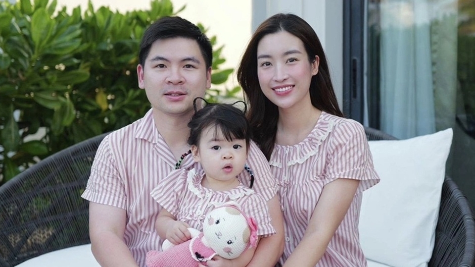 Hoa hậu Đỗ Mỹ Linh và chồng doanh nhân đồng điệu sắc màu thời trang mỗi chuyến du lịch