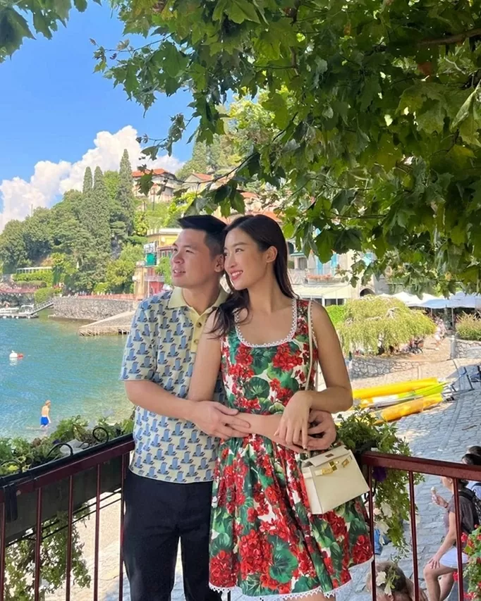 Hoa hậu Đỗ Mỹ Linh và chồng doanh nhân đồng điệu thời trang hàng hiệu mỗi chuyến du lịch Hoa hậu Đỗ Mỹ Linh và chồng doanh nhân đồng điệu thời trang hàng hiệu mỗi chuyến du lịch