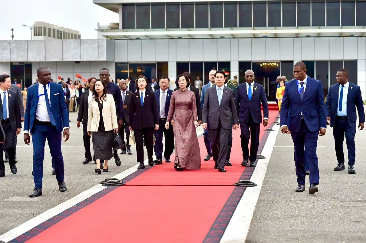 Chủ tịch nước Lương Cường và Phu nhân kết thúc tốt đẹp chuyến thăm cấp Nhà nước Cộng hòa Angola Chủ tịch nước Lương Cường và Phu nhân kết thúc tốt đẹp chuyến thăm cấp Nhà nước Cộng hòa Angola