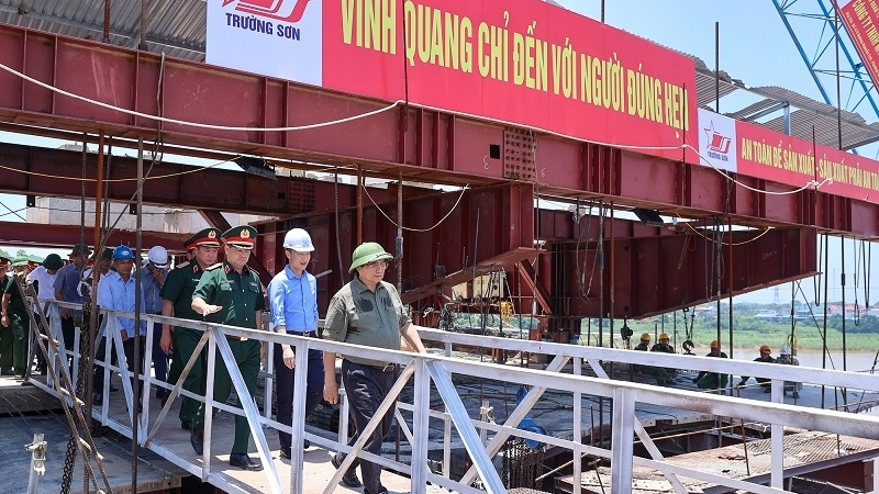 Thủ tướng kiểm tra tiến độ cầu Phong Châu, chỉ đạo triển khai các dự án hạ tầng trên địa bàn Phú Thọ