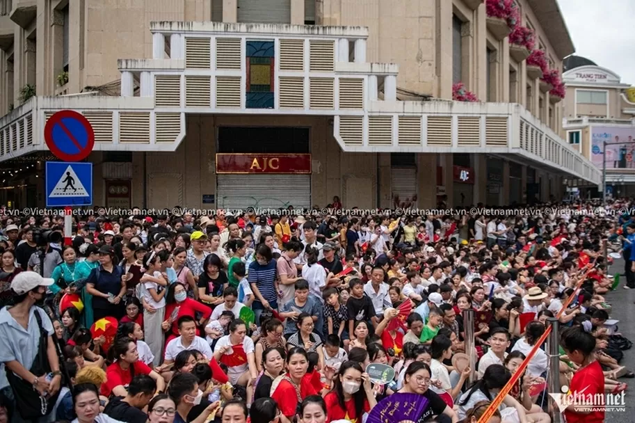 Từ 6h sáng 10/8, người dân đã có mặt tại Hồ Gươm để đón xem lực lượng Công an TP. Hà Nội diễu hành trong Ngày hội vì Thủ đô bình yên và lễ ra quân bảo đảm an ninh trật tự các hoạt động kỷ niệm 80 năm Cách mạng Tháng Tám và Quốc khánh 2/9.