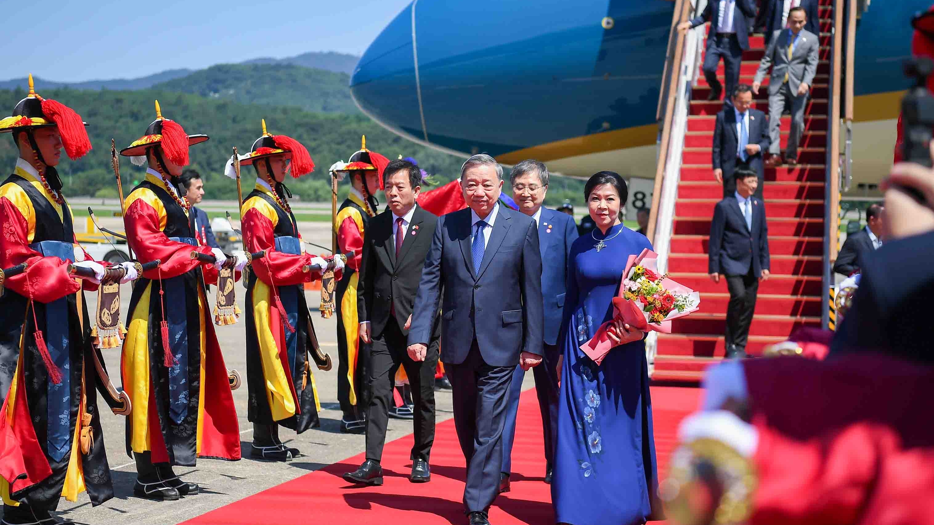 Tổng Bí thư Tô Lâm và Phu nhân đến Seoul, bắt đầu chuyến thăm cấp Nhà nước Hàn Quốc