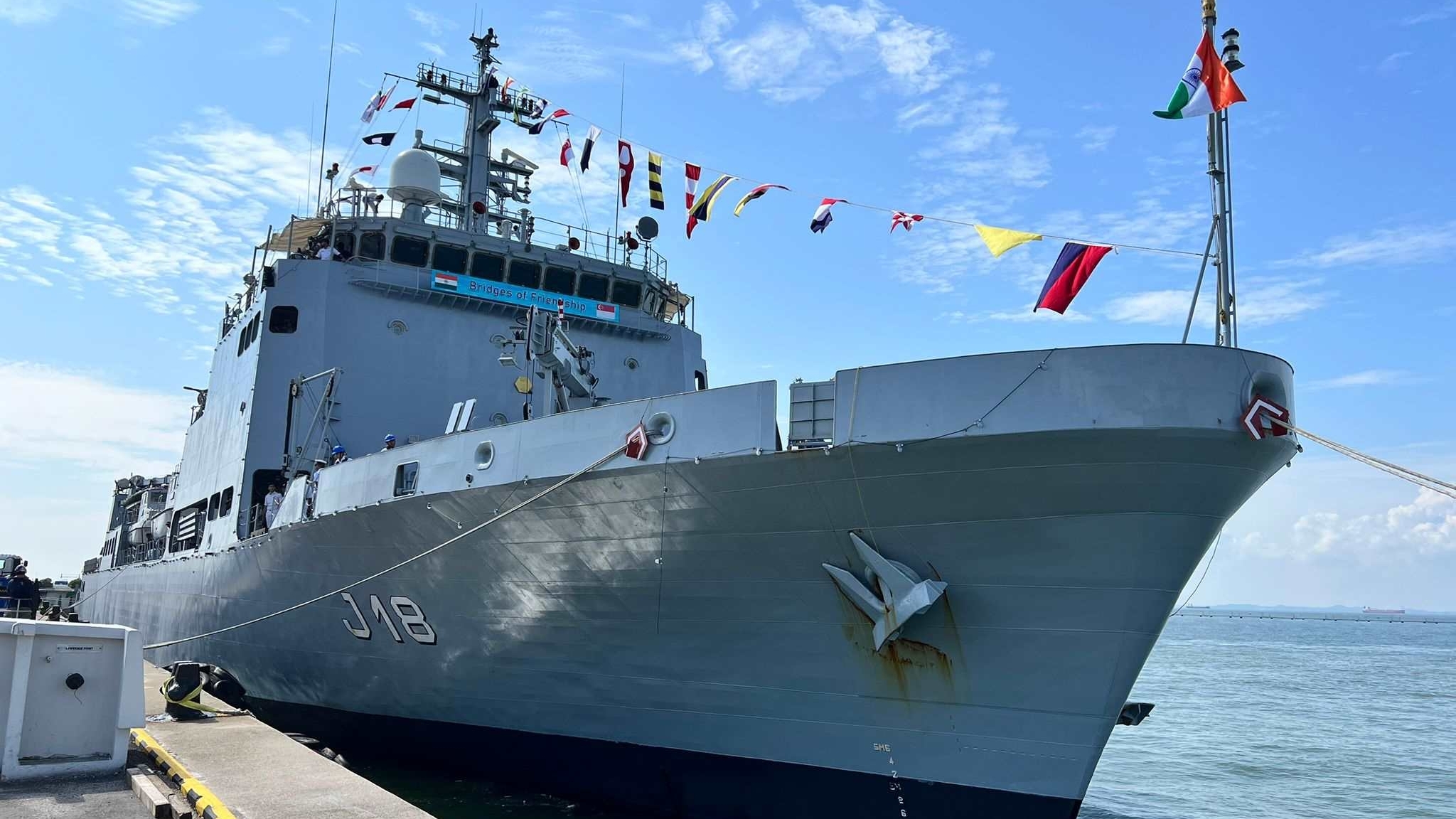 Tàu hải quân Ấn Độ cập cảng Singapore