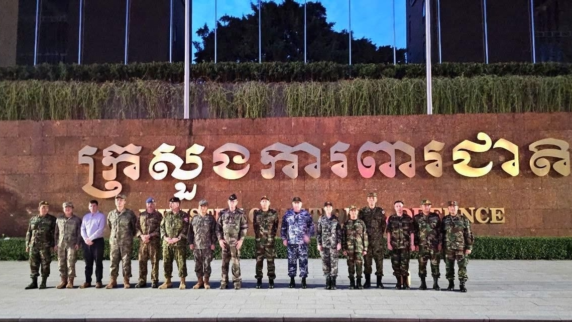 Đoàn tùy viên quân sự nước ngoài thị sát biên giới Campuchia