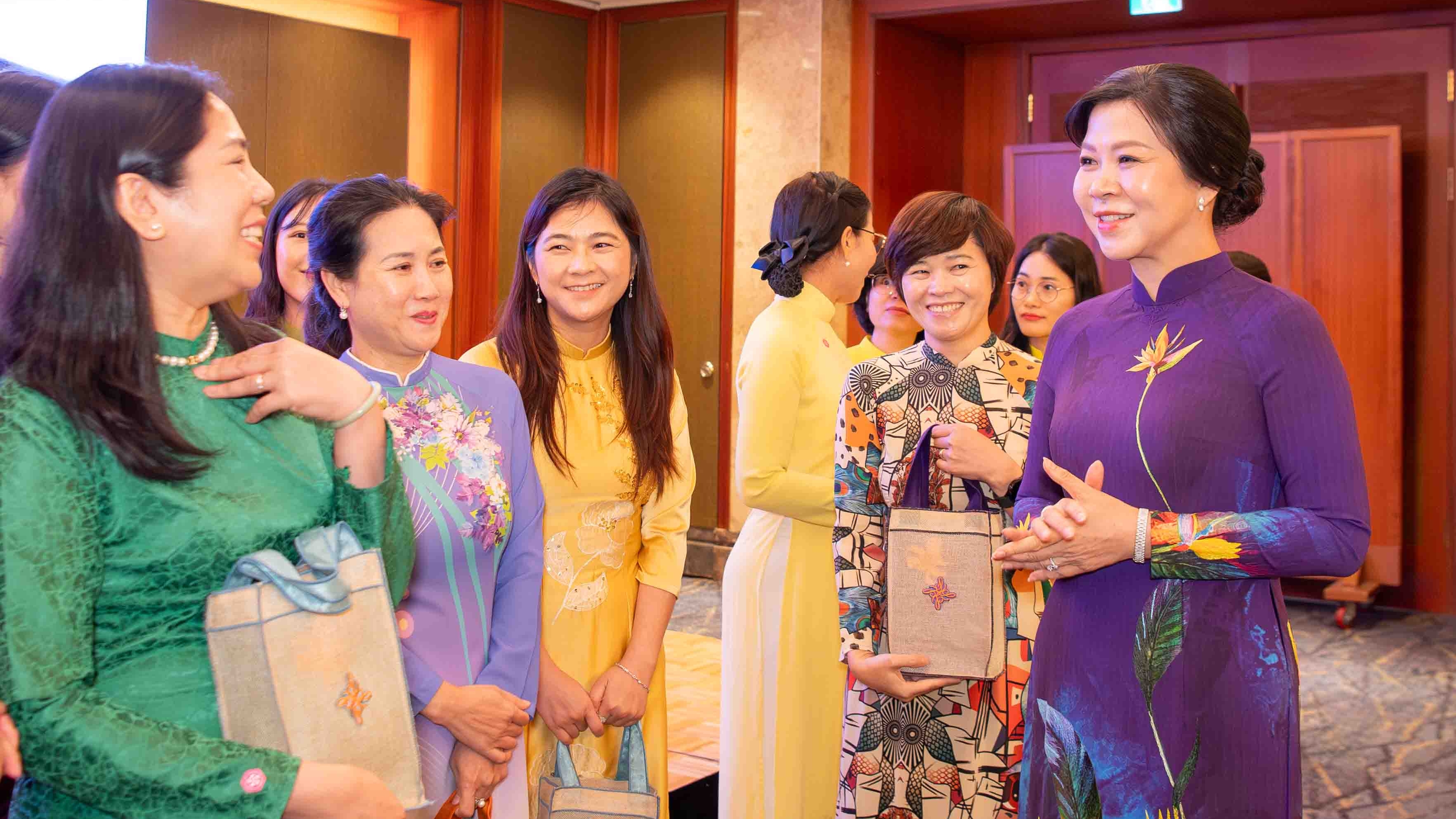 Phu nhân Ngô Phương Ly gặp thân tình các cô dâu Việt Nam tại Hàn Quốc