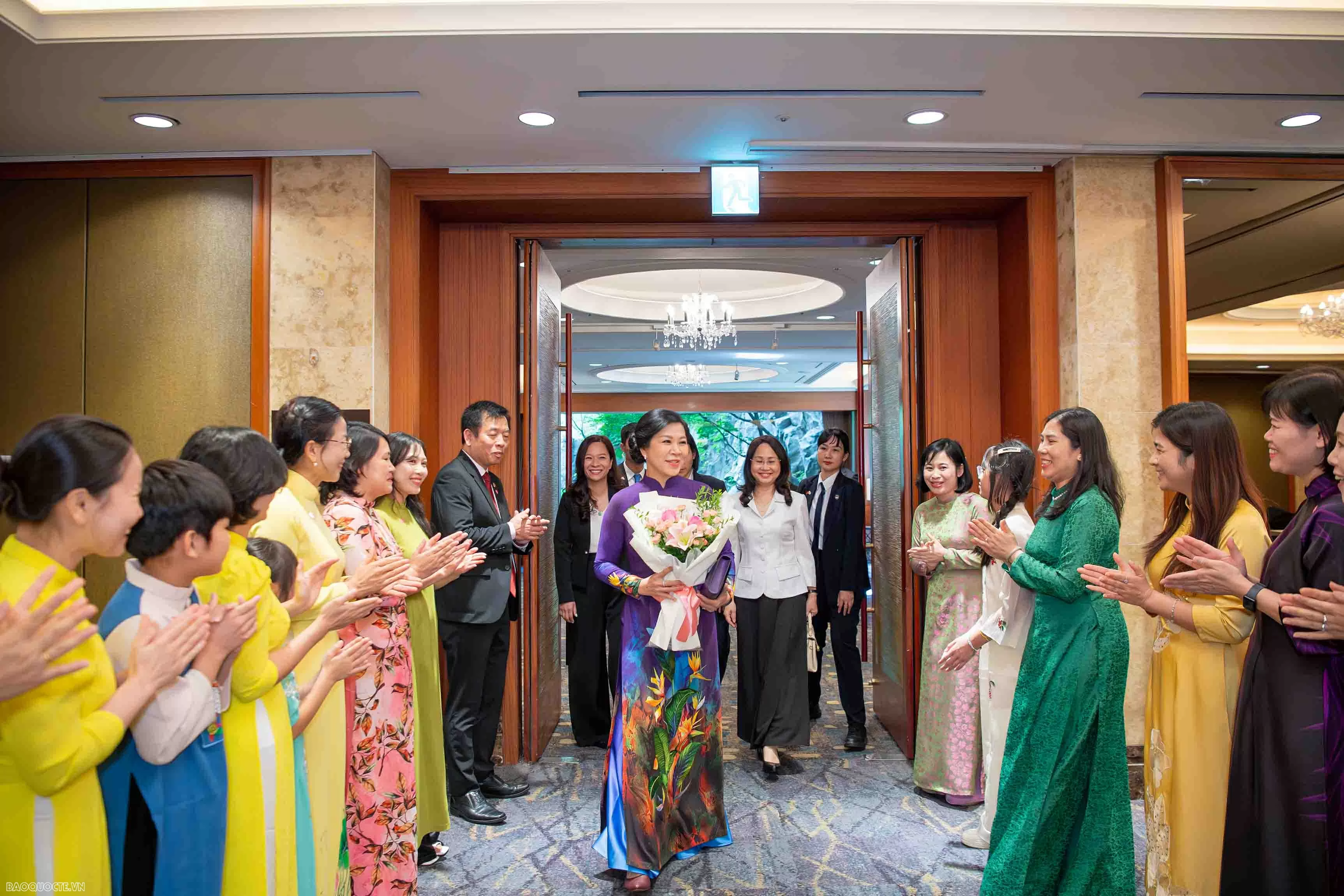Phu nhân Ngô Phương Ly gặp thân tình các cô dâu Việt Nam tại Hàn Quốc