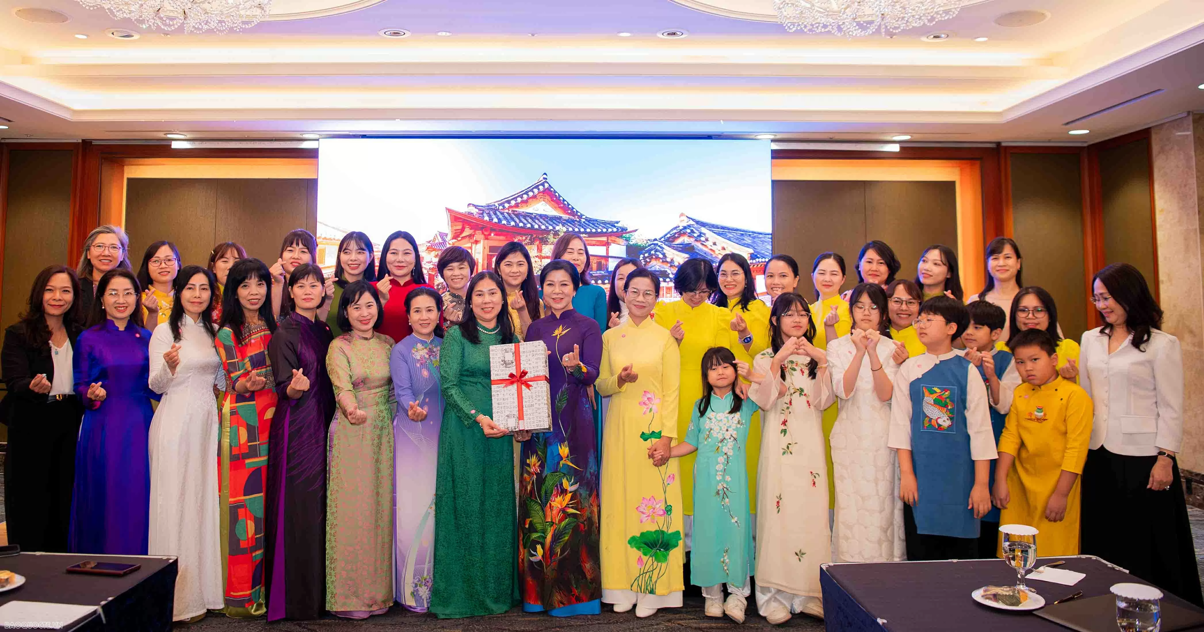 Phu nhân Ngô Phương Ly gặp thân tình các cô dâu Việt Nam tại Hàn Quốc