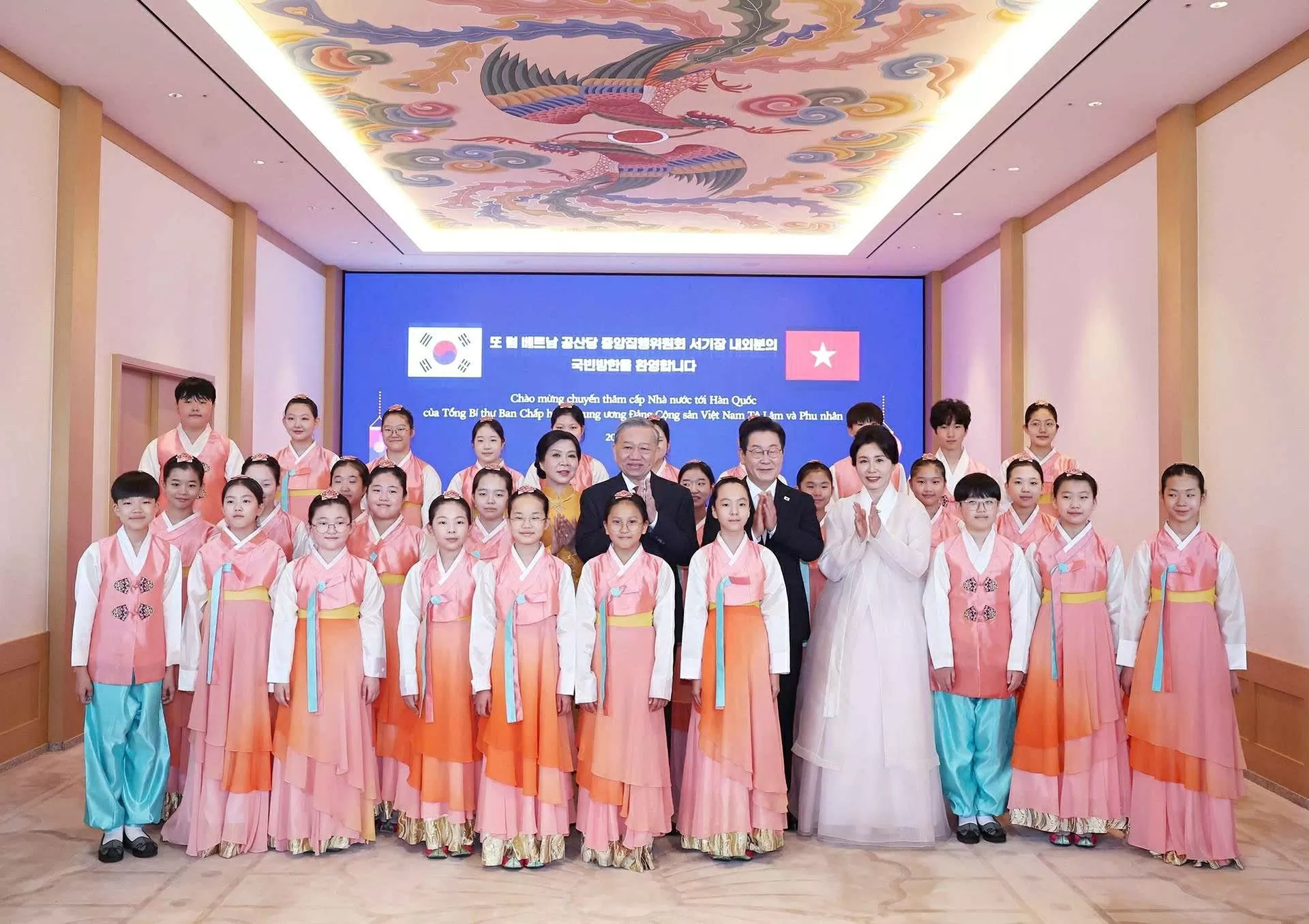 Tổng thống Hàn Quốc Lee Jae Myung và Phu nhân chào mừng Tổng Bí thư Tô Lâm và Phu nhân. Tổng thống Hàn Quốc Lee Jae Myung và Phu nhân chào mừng Tổng Bí thư Tô Lâm và Phu nhân.