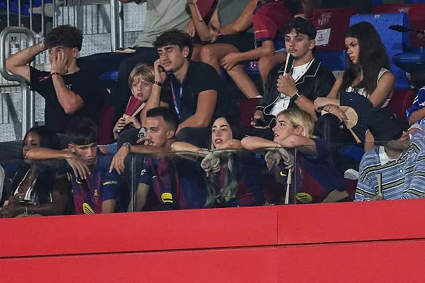 Hình ảnh bạn gái tin đồn đi cổ vũ Lamine Yamal Hình ảnh bạn gái tin đồn đi cổ vũ Lamine Yamal