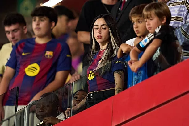 Hình ảnh bạn gái tin đồn đi cổ vũ Lamine Yamal Hình ảnh bạn gái tin đồn đi cổ vũ Lamine Yamal