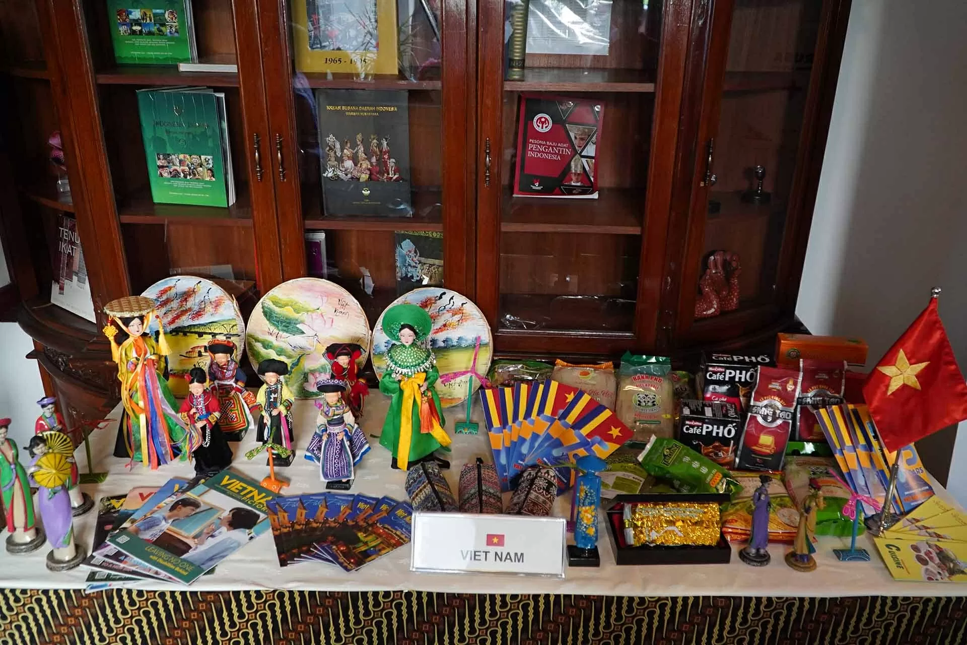 Lễ thượng cờ nhân ngày thành lập ASEAN tại Romania