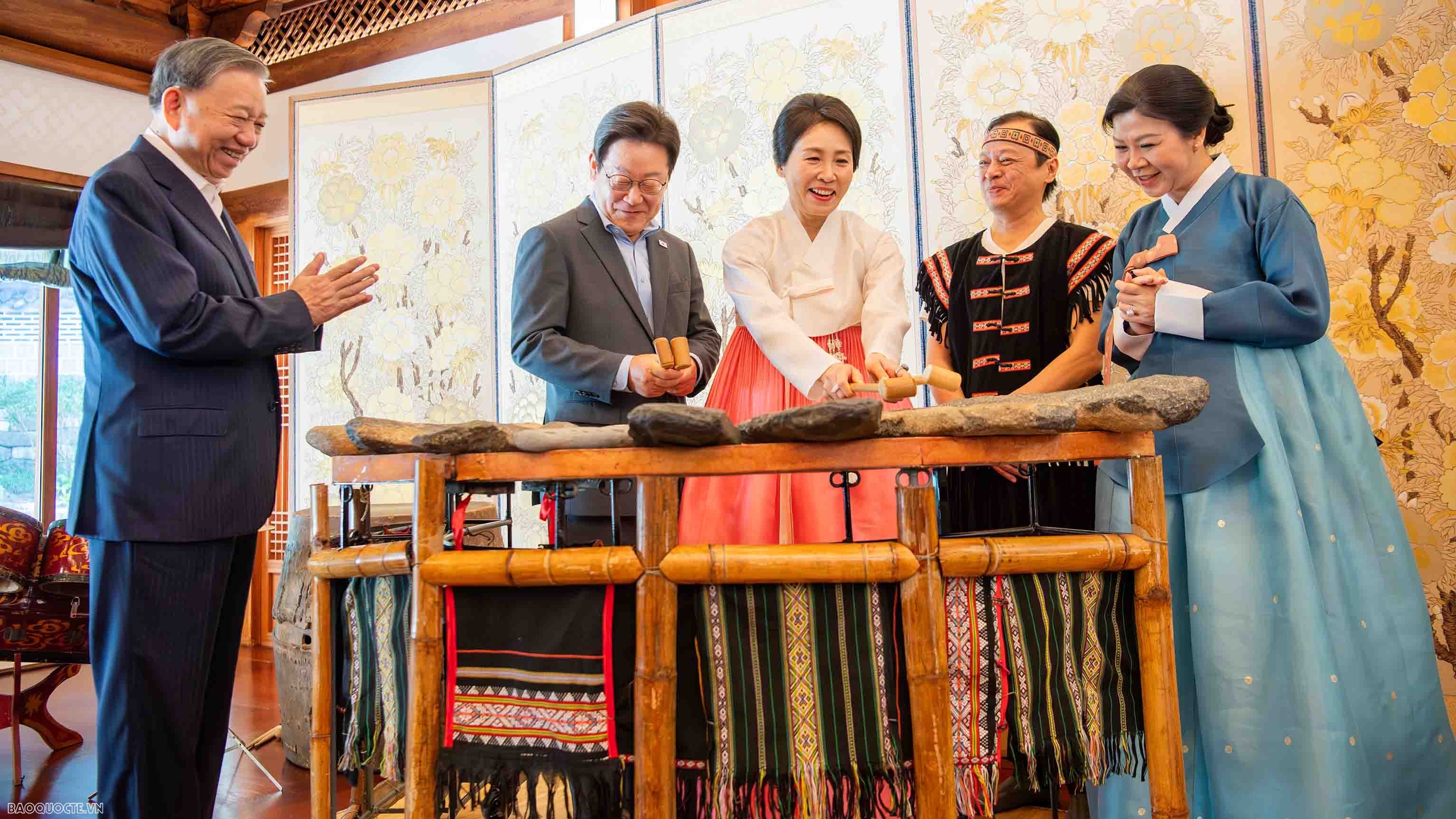 Tổng thống Hàn Quốc và Phu nhân chơi nhạc cụ truyền thống Việt Nam