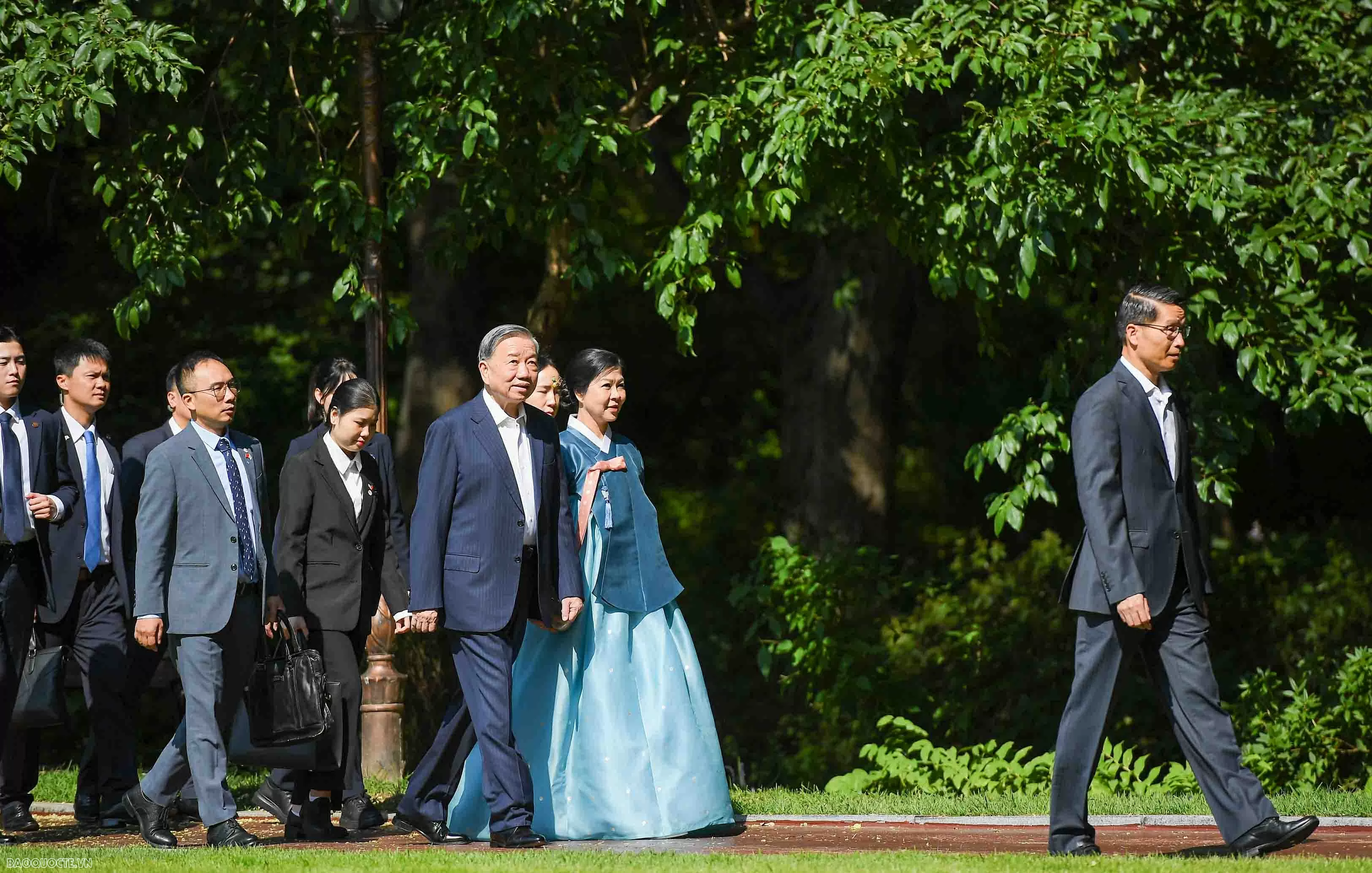 Tổng thống Hàn Quốc và Phu nhân chơi nhạc cụ truyền thống Việt Nam Tổng thống Hàn Quốc và Phu nhân chơi nhạc cụ truyền thống Việt Nam