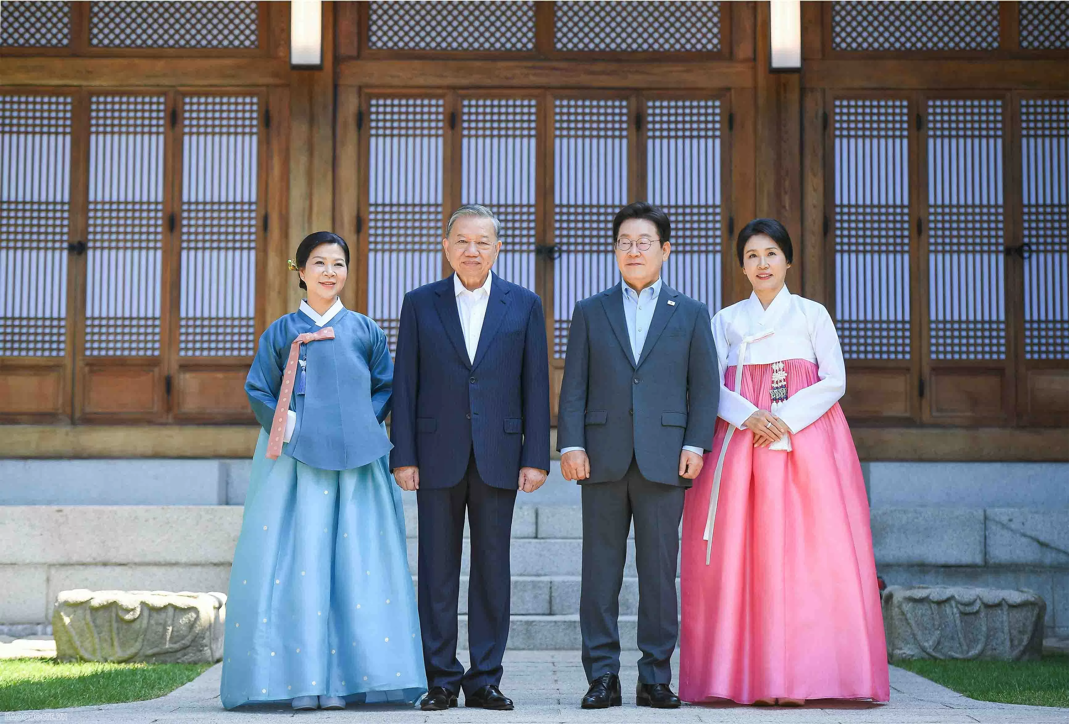 Tổng thống Hàn Quốc và Phu nhân chơi nhạc cụ truyền thống Việt Nam Tổng thống Hàn Quốc và Phu nhân chơi nhạc cụ truyền thống Việt Nam