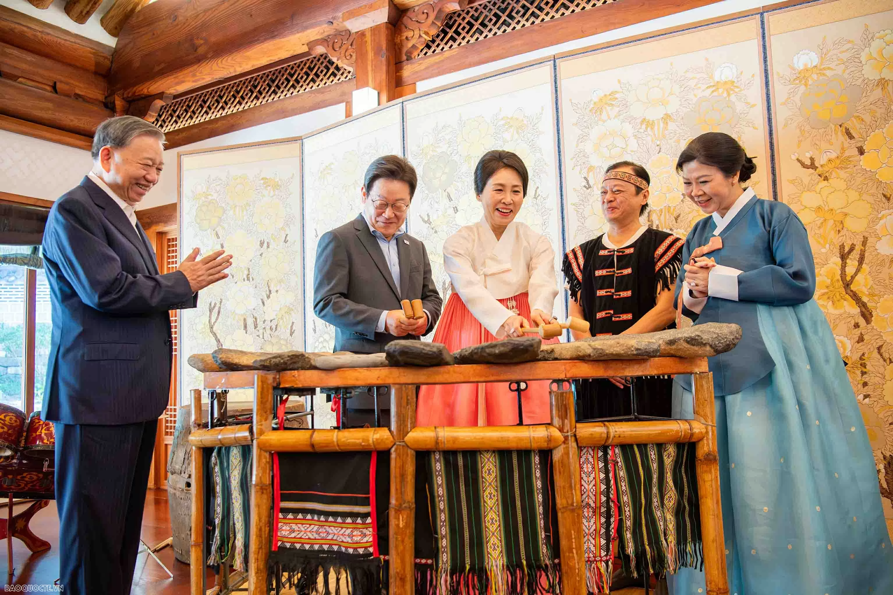 Tổng thống Hàn Quốc và Phu nhân chơi nhạc cụ truyền thống Việt Nam Tổng thống Hàn Quốc và Phu nhân chơi nhạc cụ truyền thống Việt Nam
