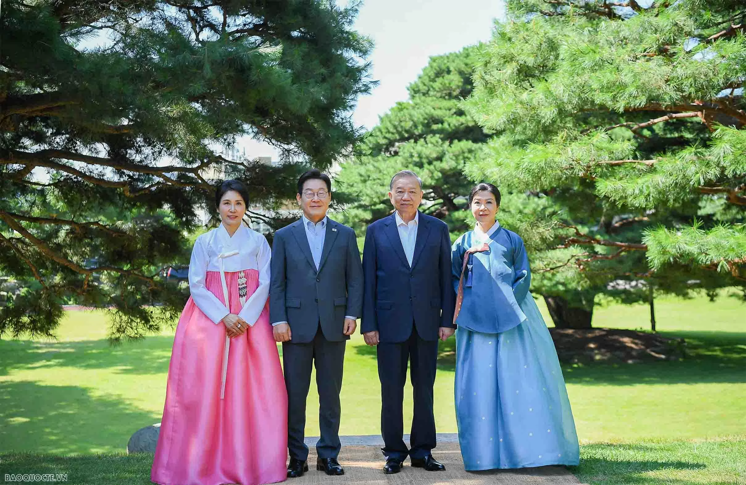 Tổng thống Hàn Quốc và Phu nhân chơi nhạc cụ truyền thống Việt Nam Tổng thống Hàn Quốc và Phu nhân chơi nhạc cụ truyền thống Việt Nam