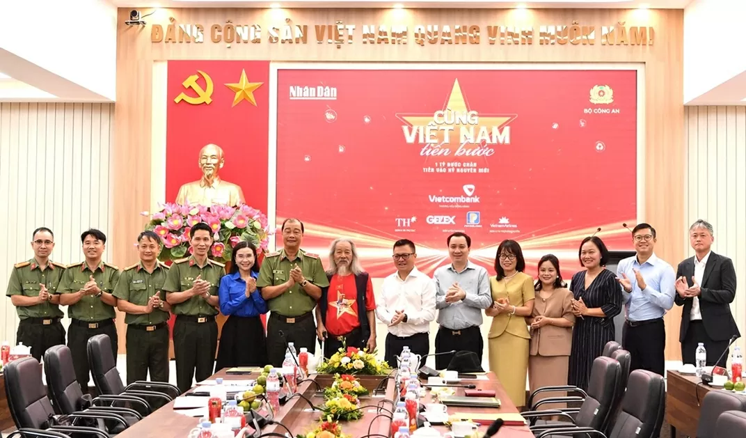 Cùng Việt Nam tiến bước Vietcombank lan tỏa thông điệp 1 tỷ bước xanh Cùng Việt Nam tiến bước Vietcombank lan tỏa thông điệp 1 tỷ bước xanh
