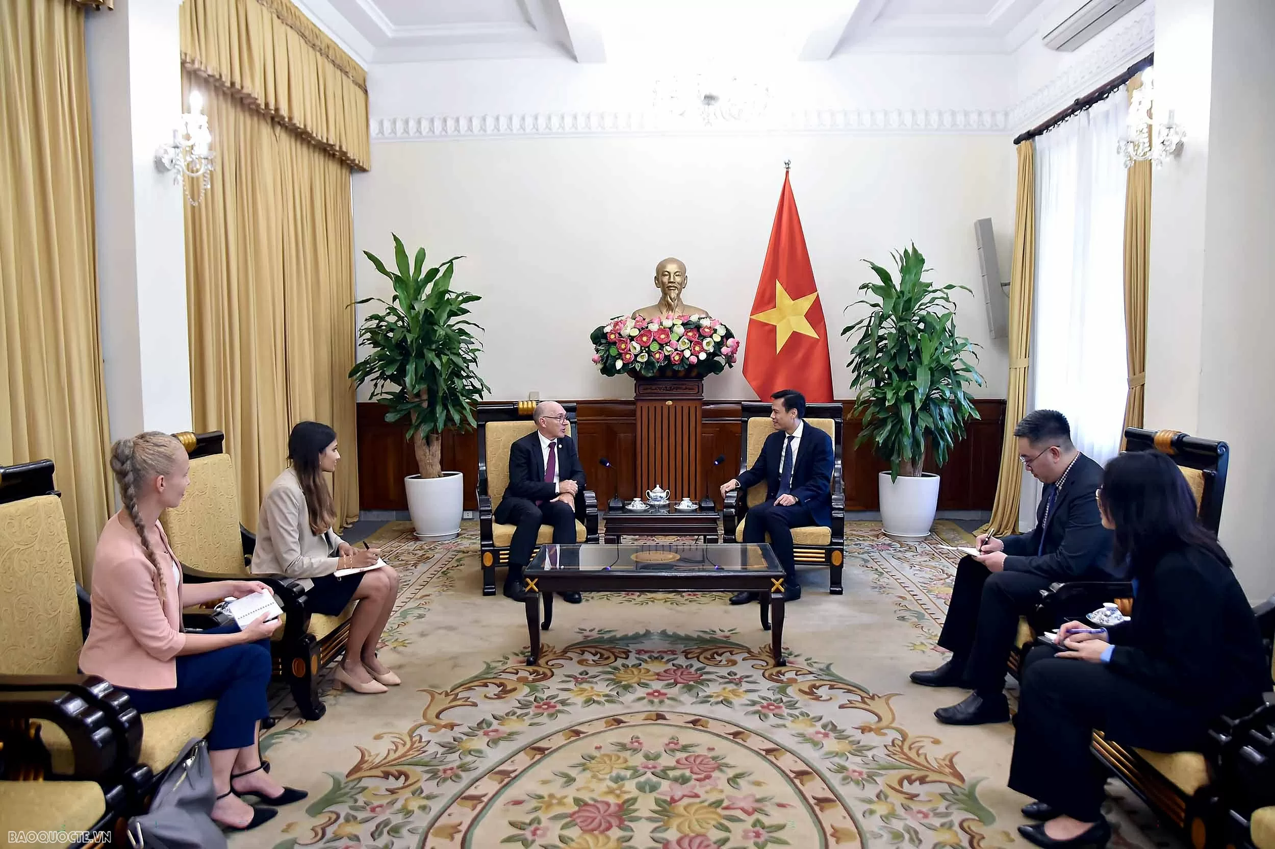 Thứ trưởng Đặng Hoàng Giang tiếp Thư ký điều hành Tổ chức Cấm thử hạt nhân toàn diện Thứ trưởng Ngoại giao Đặng Hoàng Giang: Việt Nam coi trọng vai trò của cơ chế đa phương về giải trừ quân bị và chống phổ biến vũ khí hạt nhân