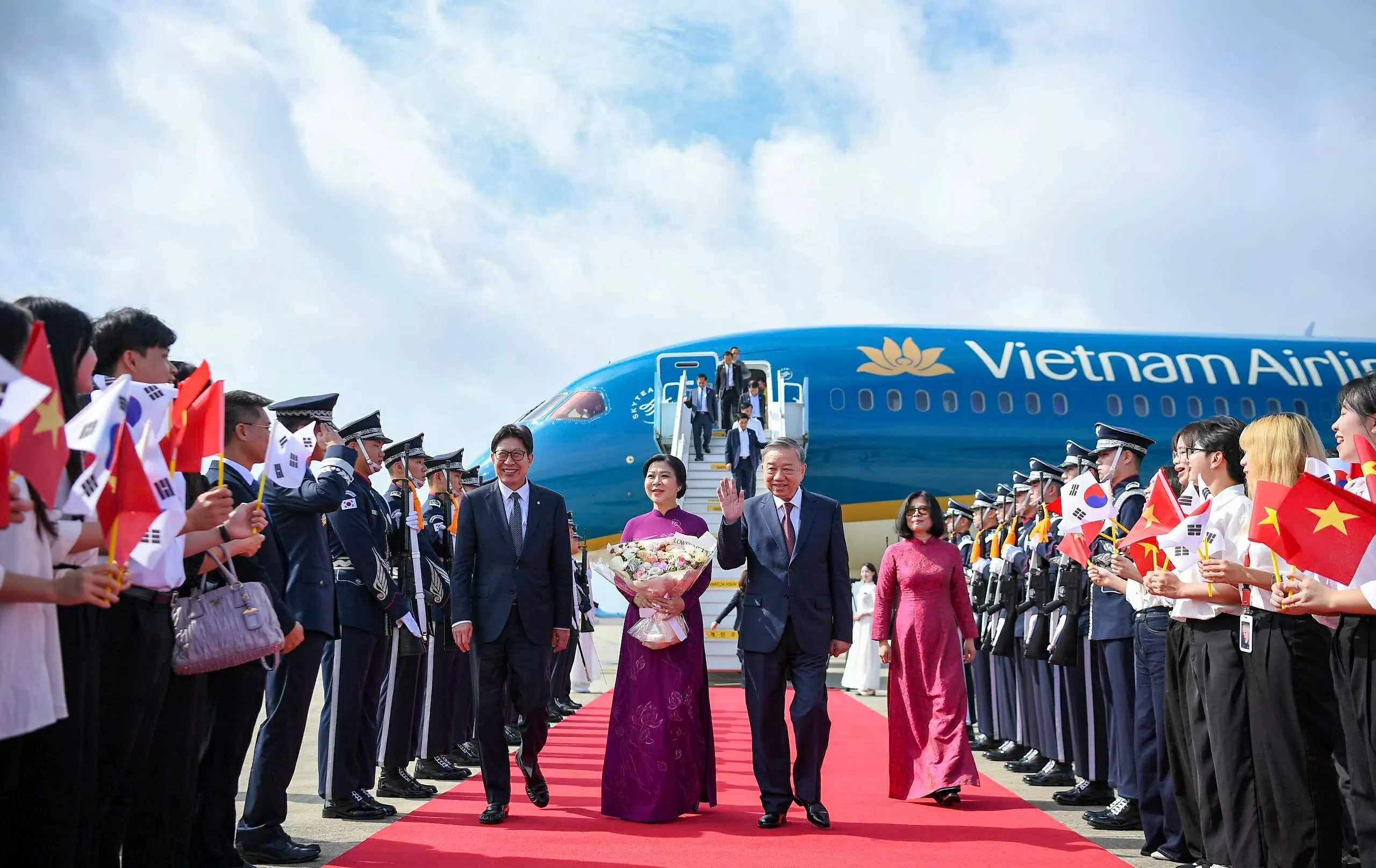 Tổng Bí thư Tô Lâm tiếp nguyên Tổng Lãnh sự danh dự Việt Nam Park Soo Kwan tại Hàn Quốc