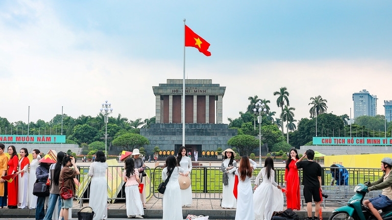 Đông đảo người dân đổ về chụp ảnh kỷ niệm, lưu lại thời khắc lịch sử trước Quảng trường Ba Đình