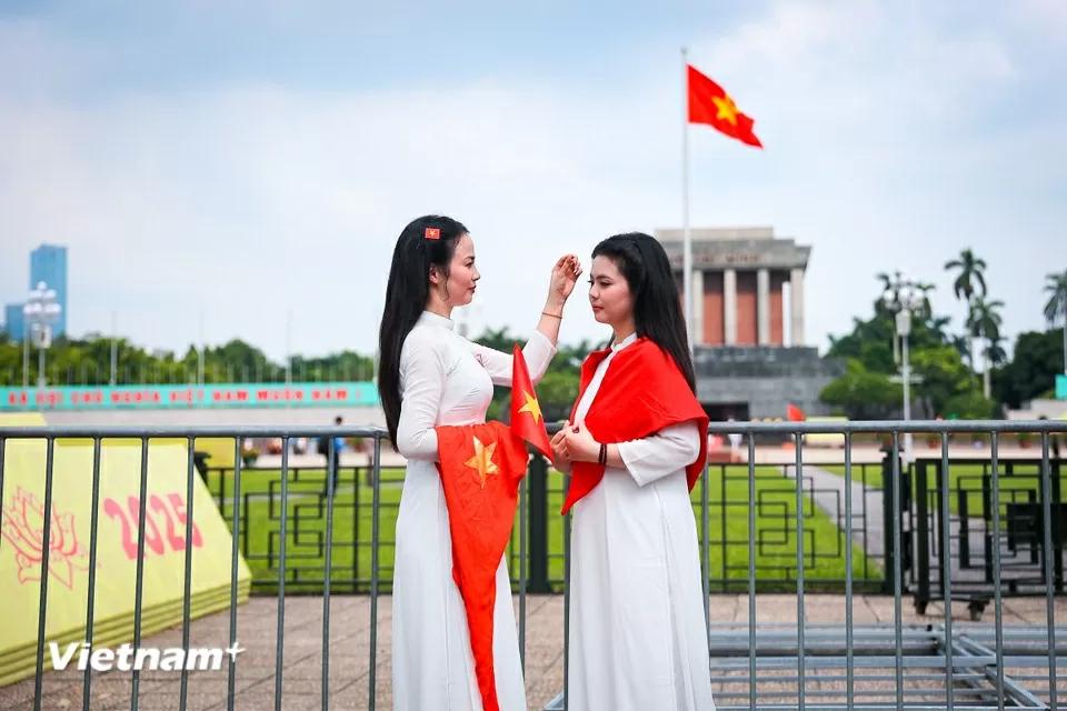 Đông đảo người dân đổ về chụp ảnh kỷ niệm, lưu lại thời khắc lịch sử trước Quảng trường Ba Đình