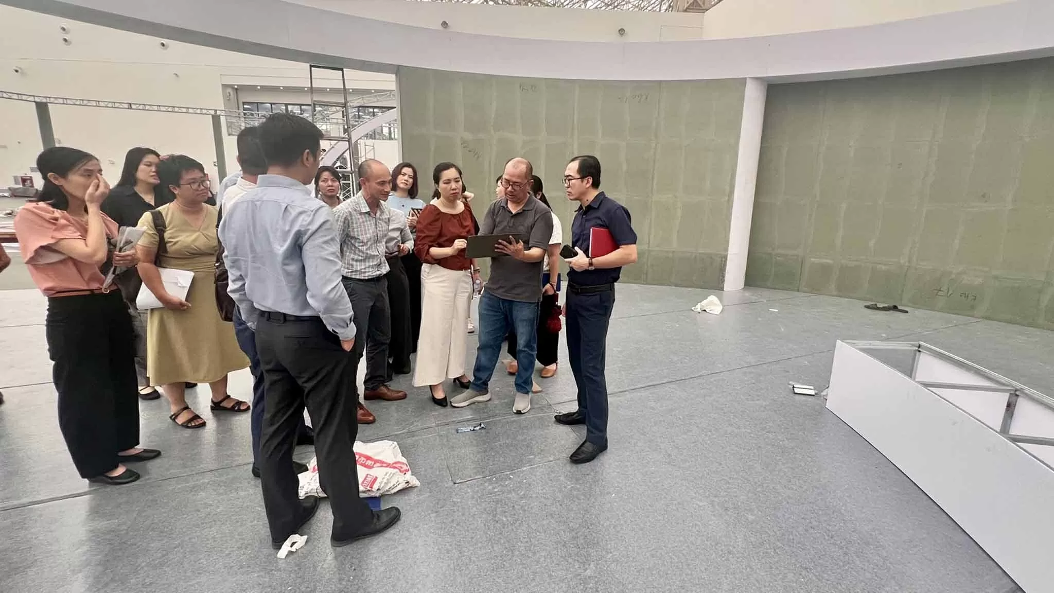 Thứ trưởng Lê Thị Thu Hằng kiểm tra công tác chuẩn bị không gian trưng bày của ngành Ngoại giao tại Triển lãm thành tựu đất nước Thứ trưởng Lê Thị Thu Hằng kiểm tra công tác chuẩn bị không gian trưng bày của ngành Ngoại giao tại Triển lãm thành tựu đất nước