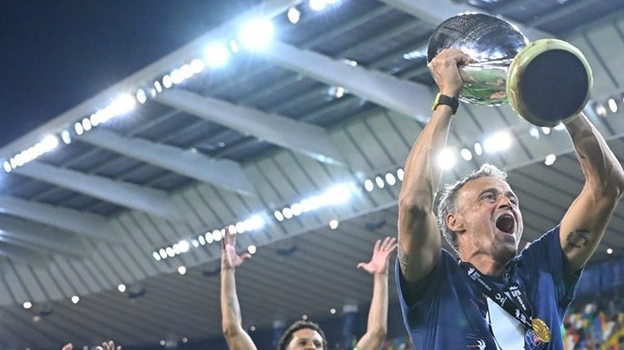 HLV Enrique thừa nhận PSG quá… may mắn