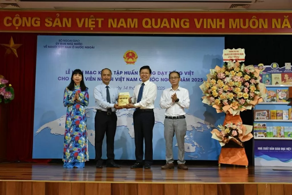 Khai mạc Khóa tập huấn giảng dạy tiếng Việt cho giáo viên người Việt Nam ở nước ngoài năm 2025 Khai mạc Khóa tập huấn giảng dạy tiếng Việt cho giáo viên người Việt Nam ở nước ngoài năm 2025